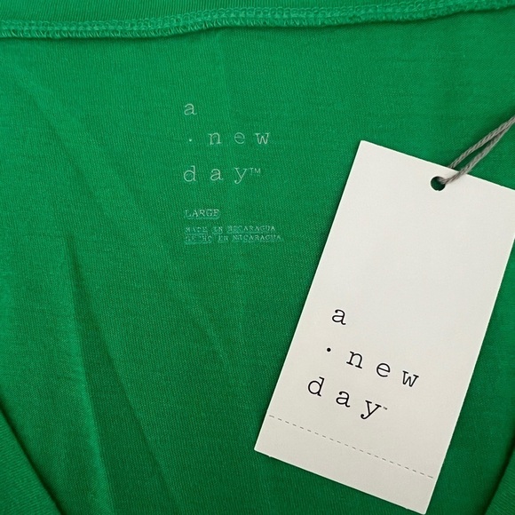 Women’s Large NWT V-Neck Tee - Picture 2 of 2